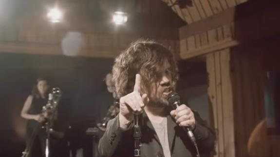 Peter Dinklage, poniendo voz a 'Juego de Tronos: El Musical', escrito por Coldplay. 