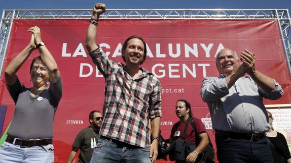 Iglesias saluda durante un mitin de las elecciones autonómicas en Cataluña. 