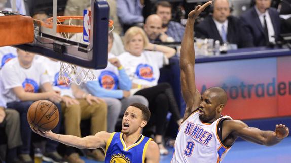 Ibaka (d) y Curry (i), durante uno de los partidos de 'playoffs'. 