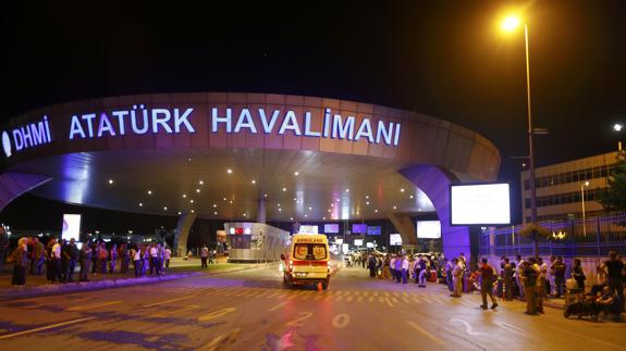 Una ambulancia llega al aeropuerto de Estambul.