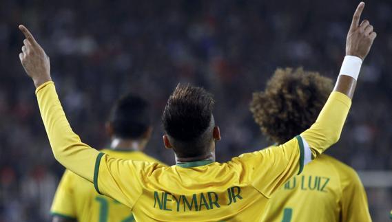 Neymar celebra un gol con su selección. 