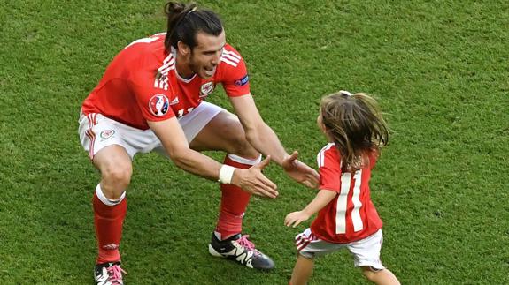 Bale celebra un triunfo de Gales con su hija. 