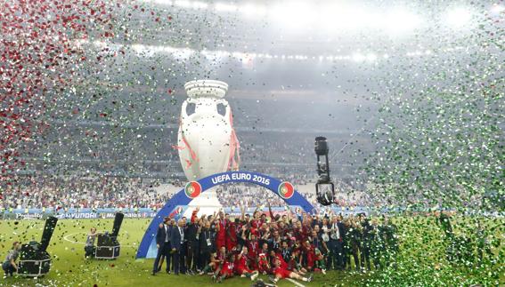 La selección portuguesa celebra su victoria en la Eurocopa. 