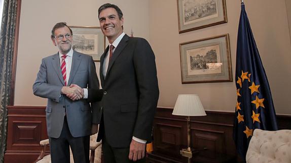 Mariano Rajoy y Pedro Sánchez al comienzo de la reunión.