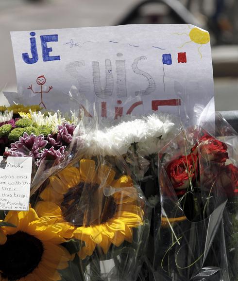 Flores y un cartel con la leyenda "Je suis Nice" (Yo soy Niza) en las inmediaciones del lugar de la masacre. 