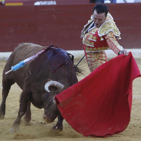 Ortega Cano, durante la faena. 