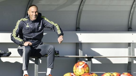 Zinedine Zidane, durante un entrenamiento con el Real Madrid. 