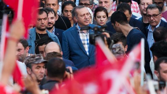 Erdogan se dirige a sus partidarios. 