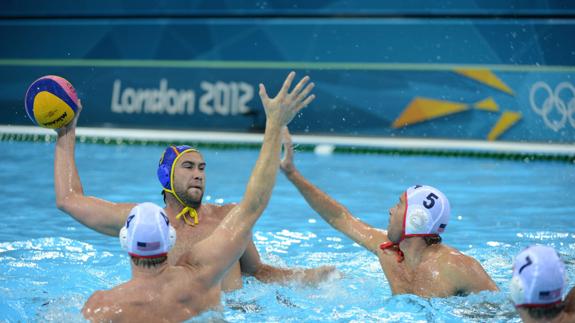 Guillermo Molina con el balón, durante un partido en los Londres 2012. 