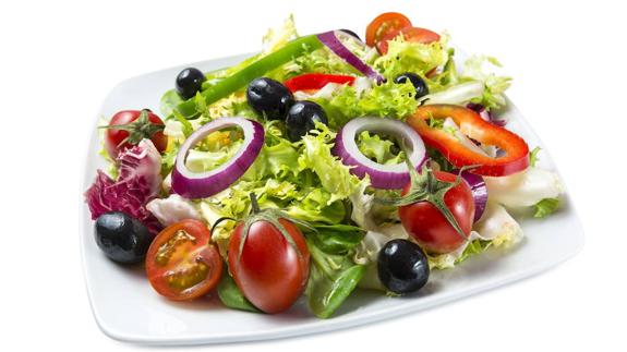 Un plato grande de ensalada, que incluya variedad de hortalizas de temporada, una de las opciones que hay que incluir en nuestro menú diario. 