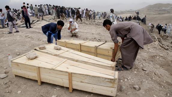 Afganos, enterrando a sus familiares y amigos tras el atentado.