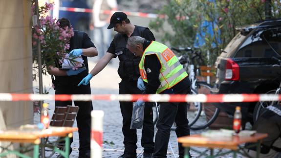 Agentes en el lugar de la explosión.