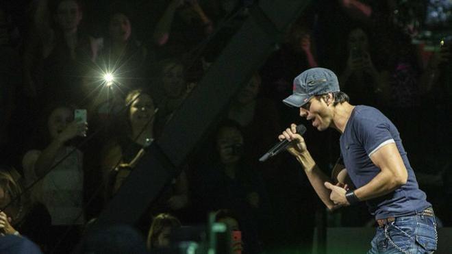 Enrique Iglesias es aclamado por cientos de fans en un concierto en Nueva York.