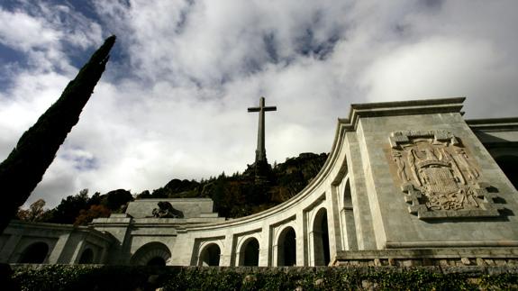 El Valle de los Caídos con el mausoleo de Franco coronado con una cruz al fondo.