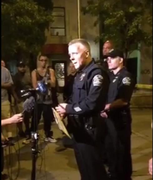 Un oficial de la Policía de Austin informa del tiroteo. 