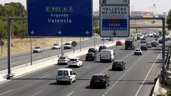 Circulación en la salida de Madrid por la carretera de Valencia.