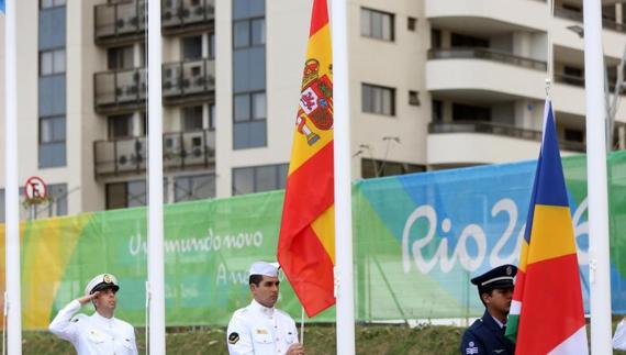 Izado de banderas en la Villa Olímpica. 