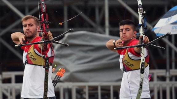 El equipo español se dispone a tirar. 