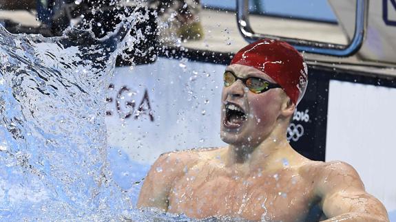 Adam Peaty celebra su victoria. 