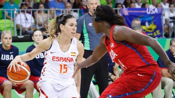 La jugadora de la selección española de baloncesto Anna Cruz (i) y la jugadora de Estados Undios Tina Charles (d). 