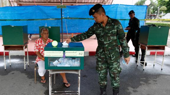 Un militar tailandés vota en la consulta de este domingo.