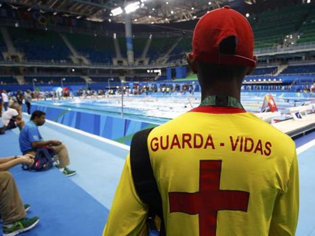 Los «guardianes» de la piscina olímpica