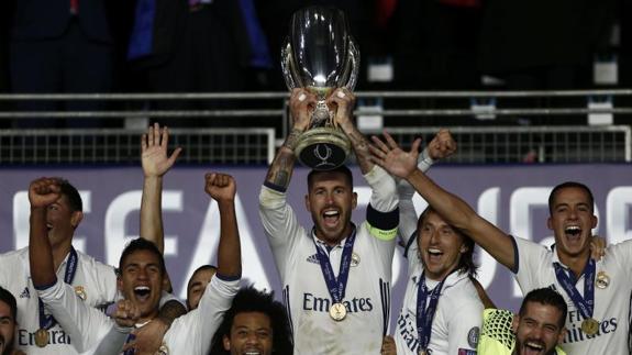 El madridista Sergio Ramos levanta la Supercopa en Trondheim. 