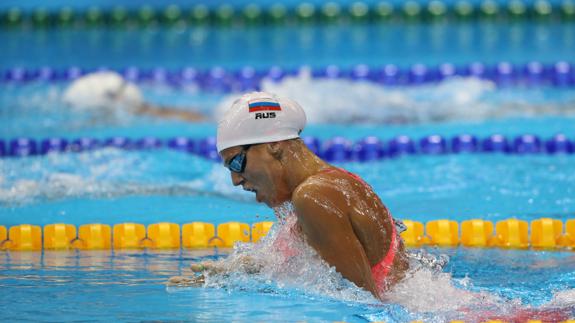 Yulia Efimova de Rusia durante los 200 metros braza.