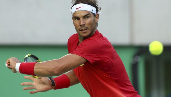 Nadal se prepara para golpear la pelota. 