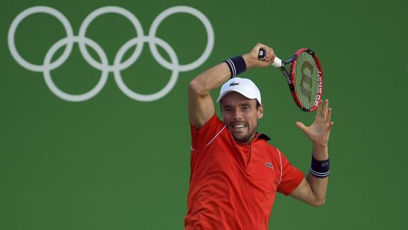 Bautista golpea la pelota. 