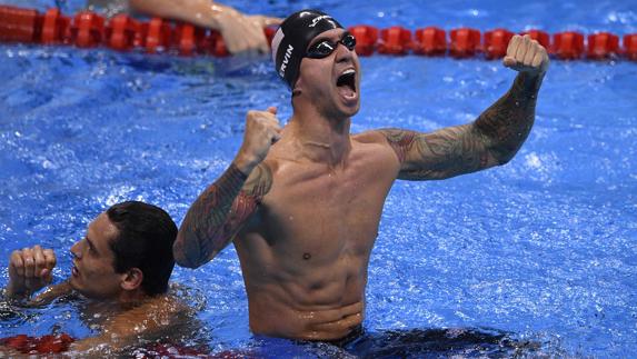 Anthony Ervin celebra su victoria en los 50 metros.