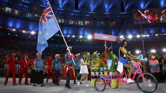 Etimoni Timuani desfila con la bandera de su país. 