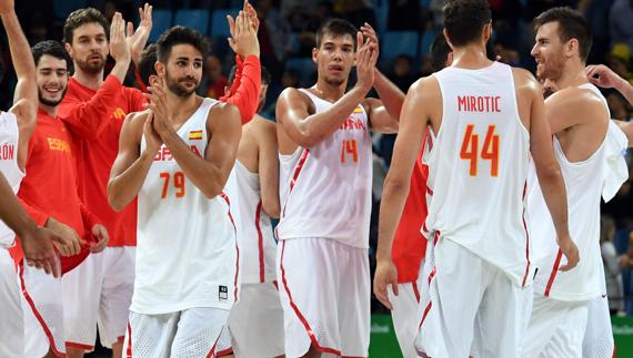 Los jugadores de la selección española de baloncesto saludan al público. 