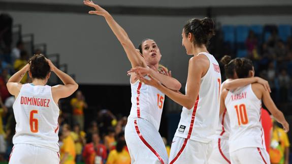 Las jugadores del equipo español celebran el triunfo. 