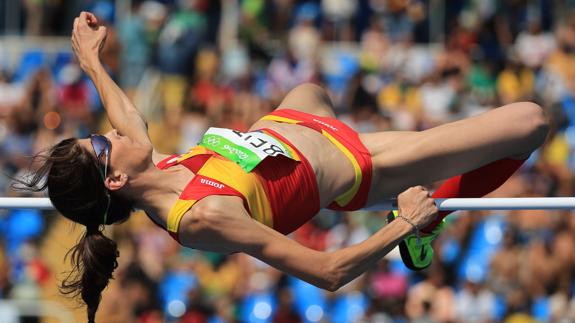 Ruth Beitia, en pleno salto. 