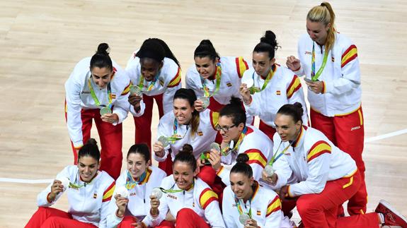 Las jugadoras, con la plata. 