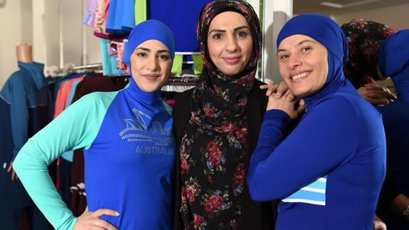 Mujeres con burkini en la tienda de Aheada Zanetti. 