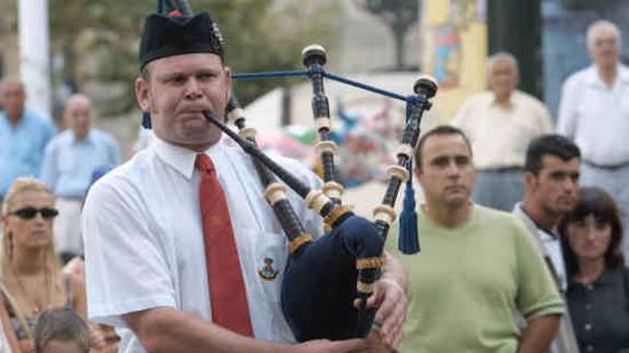 Gaiteros de la Stow Pipe Band, en un desfile por la Gran Vía.