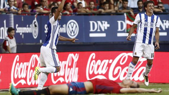 Juanmi (i) celebra uno de los goles de la Real Sociedad. 