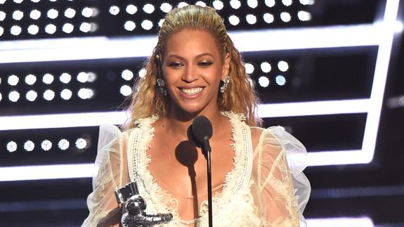 Beyoncé, recogiendo su premio al Vídeo del Año.