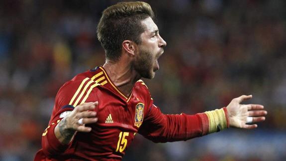 Sergio Ramos celebra un gol con España. 