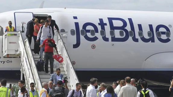 Los pasajeros descienden del aparato tras aterrizar en Cuba. 