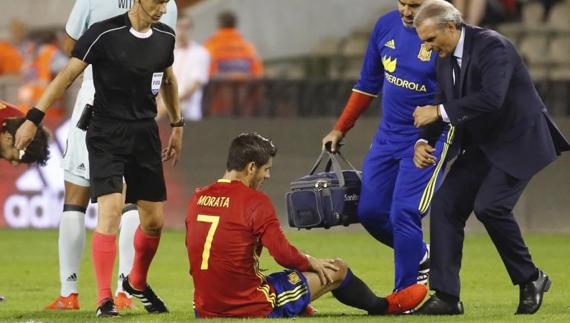 Álvaro Morata, sentado sobre el césped tras su lesión. 