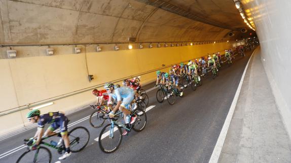 El pelotón, durante la etapa de la Vuelta. 