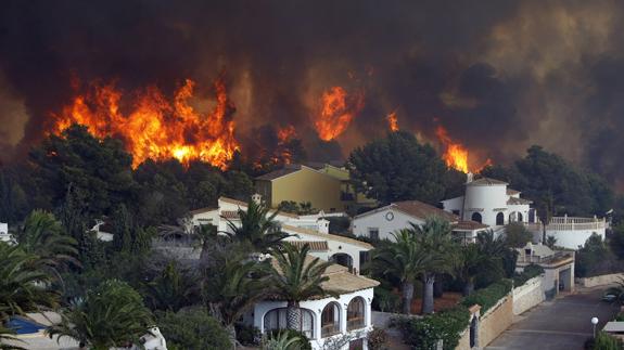 Las llamas, ante las casas en la Granadella. 