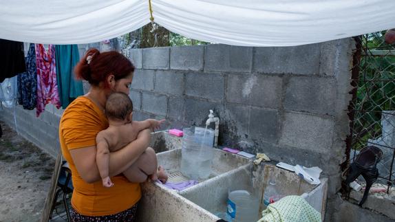 Una refugiada, junto a su hija.