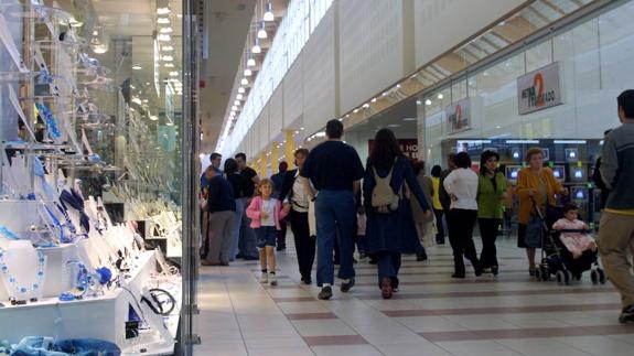 Interior de un centro comercial.