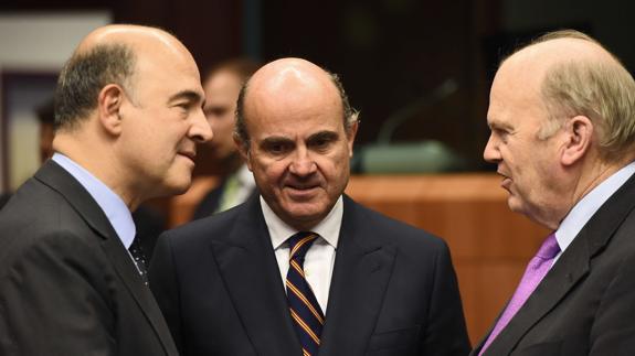 Luis de Guindos (c), durante una reunión del Eurogrupo.