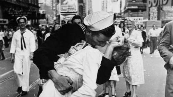 Icónica fotografía de Alfred Eisenstaedt en Times Square.