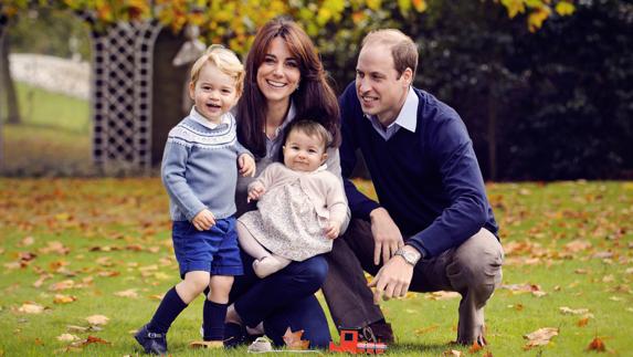 Foto familiar de los duques de Cambridge con sus hijos. 